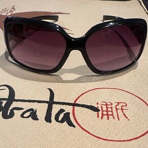 Chic Black Sunglasses with Gradient Lenses